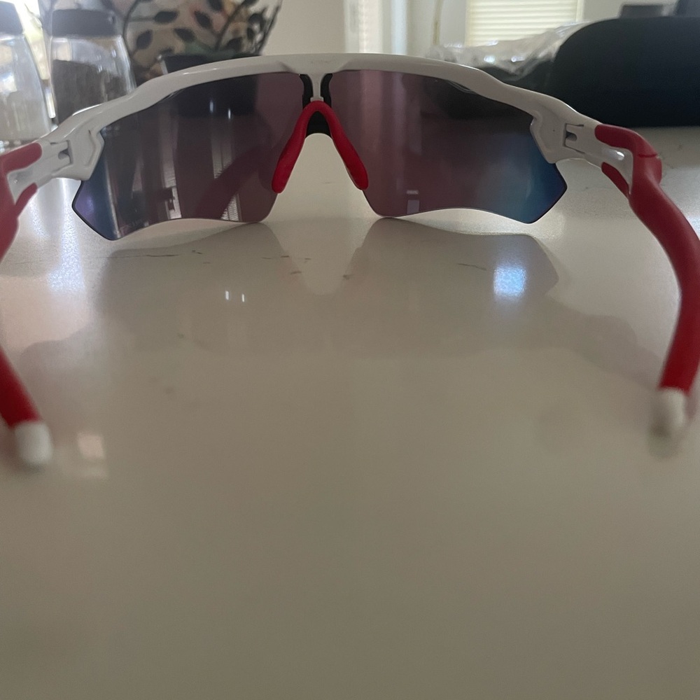 Oakley - Picture 3 of 4